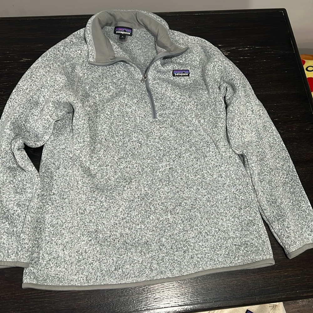 Men’s XL Patagonia fleece pullover quarter Zip light gray.